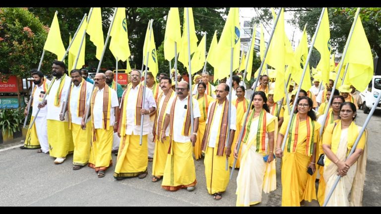 നഗരത്തിൽ പീതവർണ കടൽ സൃഷ്‌ടിച്ച്‌ ശ്രീനാരായണ ഗുരു ജയന്തി ആഘോഷം