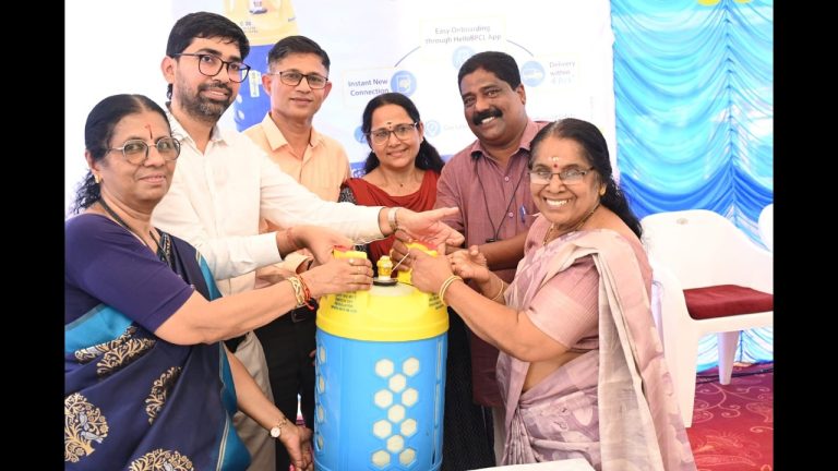 ഭാരത് ഗ്യാസ് ലൈറ്റ് സിപ് ജില്ലാതല വിതരണോദ്ഘാടനം കൊടുങ്ങല്ലൂരിലെ ഭാരത് ഗ്യാസ് വിതരണക്കാരായ പരാശക്തി ഏജൻസിയിൽ നടന്നു.