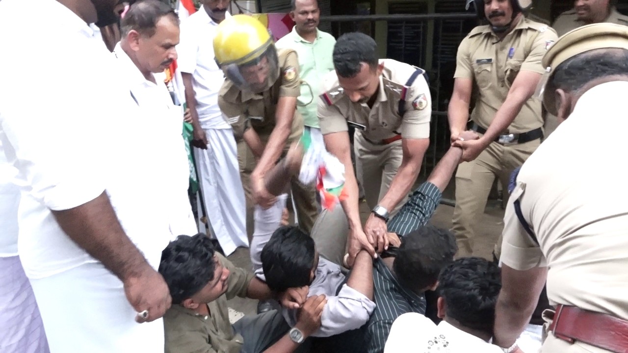 രാസമാലിന്യ വിഷയം ; എറിയാട് പഞ്ചായത്ത് ഓഫീസിലേക്ക് യൂത്ത് കോൺഗ്രസ് കെ.എസ്.യു നടത്തിയ മാർച്ചിൽ സംഘർഷം