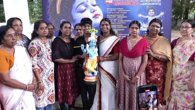 കൃഷ്ണ കുചേല സംഗമത്തിലൂടെ വൈറലായ കൃഷ്ണയെ പറമ്പിക്കുളങ്ങര ബാലഗോകുലം അനുമോദിച്ചു.