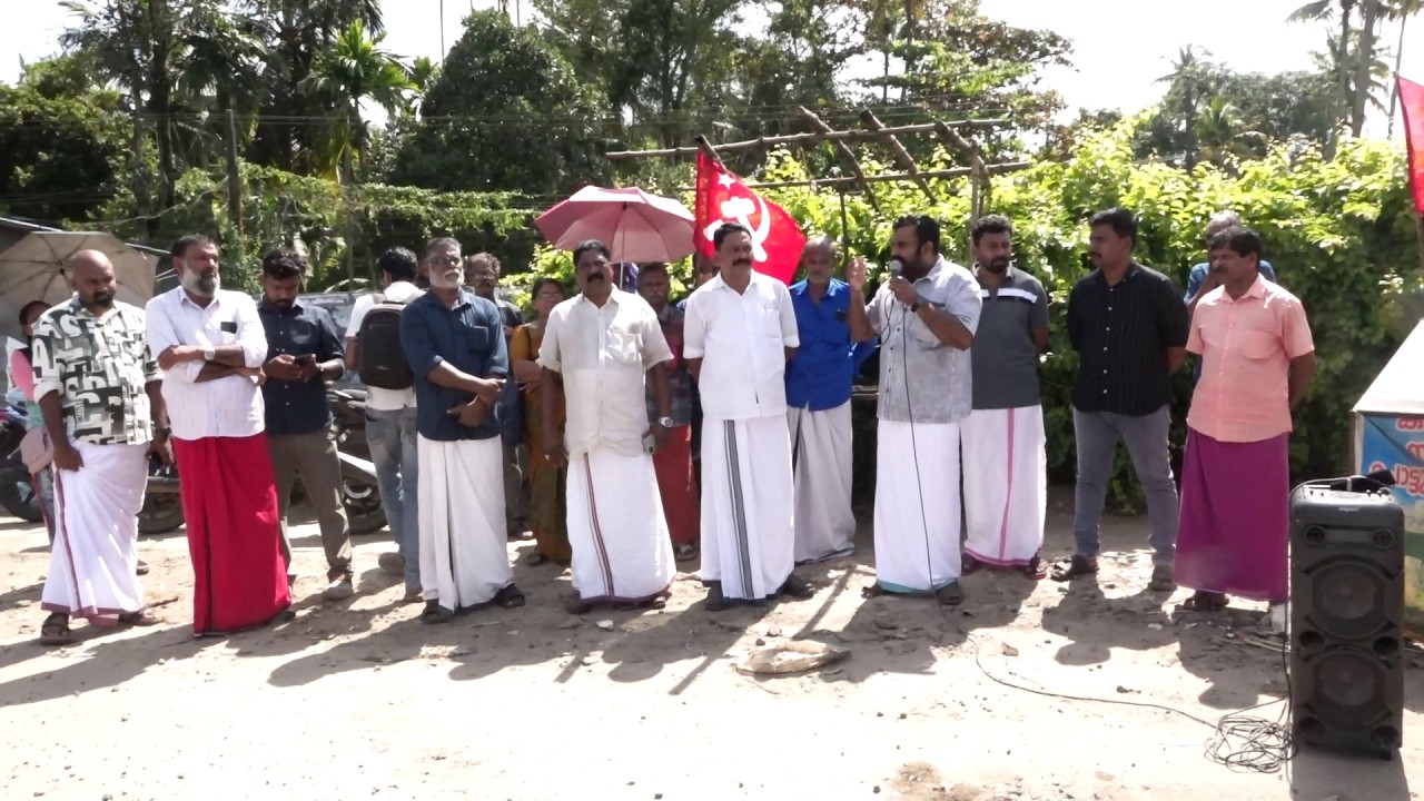 കോട്ടപ്പുറം മൂത്തകുന്നം പൊട്ടിപ്പൊളിഞ്ഞ റോഡുകൾ എത്രയും വേഗത്തിൽ പുനർ നിർമ്മിക്കണമെന്നു ആവശ്യപ്പെട്ടുകൊണ്ട് സിപിഐഎം പ്രതിഷേധ സമരം സംഘടിപ്പിച്ചു