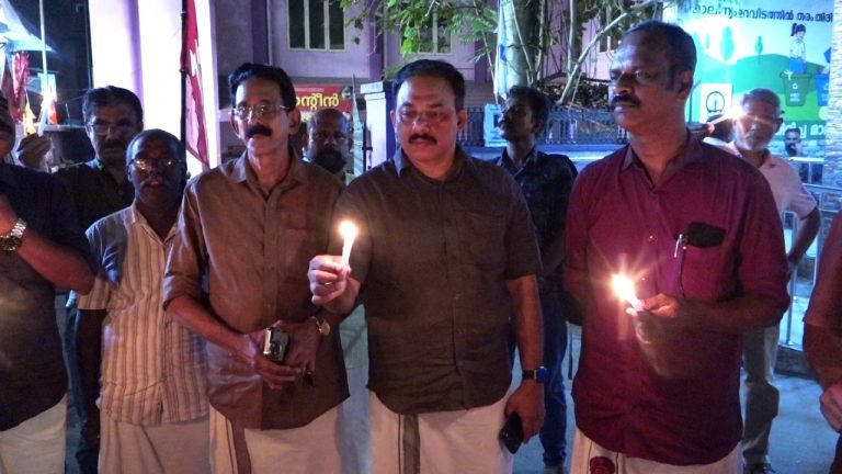ചൂട്ടുകളും അരിക്കൻ ലാമ്പും മെഴുകുതിരിയുമേന്തി സിപിഎമ്മിന്റെ നേതൃത്വത്തിൽ കൊടുങ്ങല്ലൂർ നഗരത്തിൽ വേറിട്ട പ്രതിഷേധം