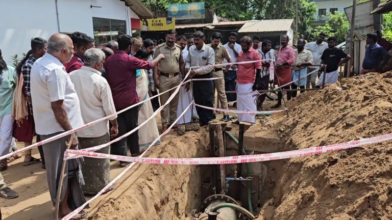 പൊളിച്ചത് പണിതിട്ട് മതി ഇനി ബാക്കി പൊളിച്ചു പണി: കുടിവെള്ള വിതരണ പൈപ്പിടൽ വീണ്ടും തടഞ്ഞ് നാട്ടുകാർ