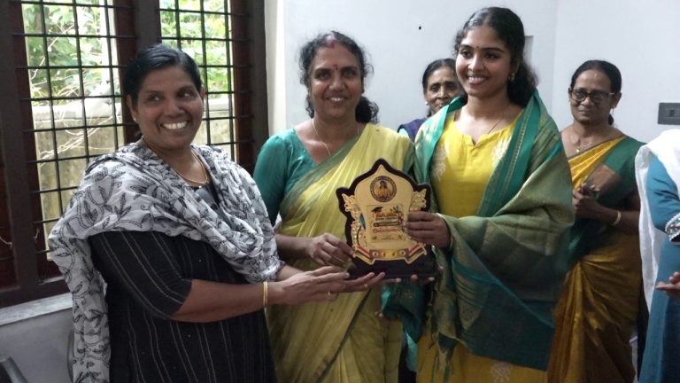 ആയുർവേദ മെഡിസിനിൽ ഉന്നത വിജയം നേടിയ ഡോക്ടർ നന്ദന പ്രകാശിനെ അനുമോദിച്ചു.