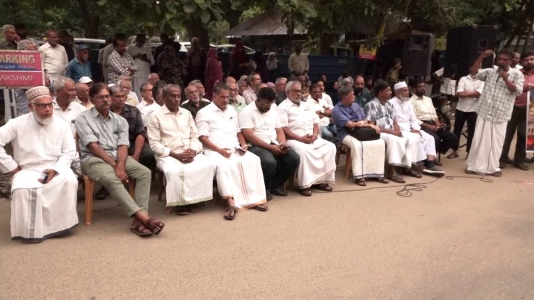 ഉജ്ജയിനിലെ ഷാഹി മസ്ജിദ് കയ്യേറ്റത്തിലും പോലീസ് നരനായാട്ടിലും പ്രതിഷേധിച്ച് കൊടുങ്ങല്ലൂർ മുസ്‌ലിം കോഡിനേഷൻ കമ്മിറ്റി പ്രകടനവും പൊതുയോഗവും സംഘടിപ്പിച്ചു