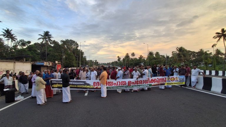 പള്ളിനട അടിപ്പാത സമരം 100 ദിവസം പിന്നിട്ടു.എൻഎച്ച് 66 സമരക്കാർ ഉപരോധിച്ചു