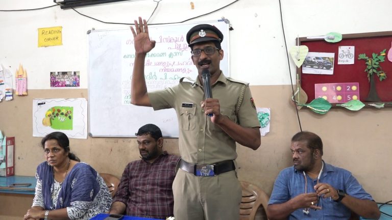 പുല്ലൂറ്റ് ഗവ. എൽ.പി. സ്‌കൂളിൽ നല്ല ശീലങ്ങളും,ലഹരിയും, നിയമങ്ങളും എന്ന വിഷയത്തിൽ ബോധവൽക്കരണ ക്ലാസ് സംഘടിപ്പിച്ചു