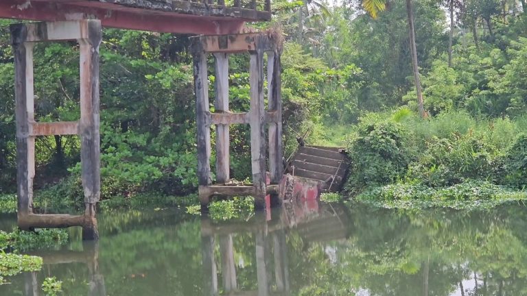 പെരിഞ്ഞനം പടിയൂർ പഞ്ചായത്തുകളെ ബന്ധിപ്പിക്കുന്ന ചക്കരപ്പാടം – മഴുവ്വഞ്ചേരി നടപ്പാലം തകർന്നുവീണു