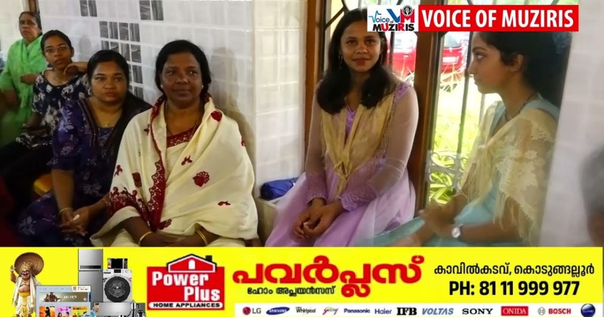 26 വർഷത്തെ സേവനത്തിന് ശേഷം ജോലിയിൽ നിന്നും വിരമിച്ച കോട്ടപ്പുറം കത്തീഡ്രൽ കപ്യാർ കൂടിയായ ജൂഡ്സ് ൻ കുരിയപറമ്പിലിന് കോട്ടപ്പുറം സൗഹൃദ കൂട്ടായ്മ ആദരവ് നൽകി