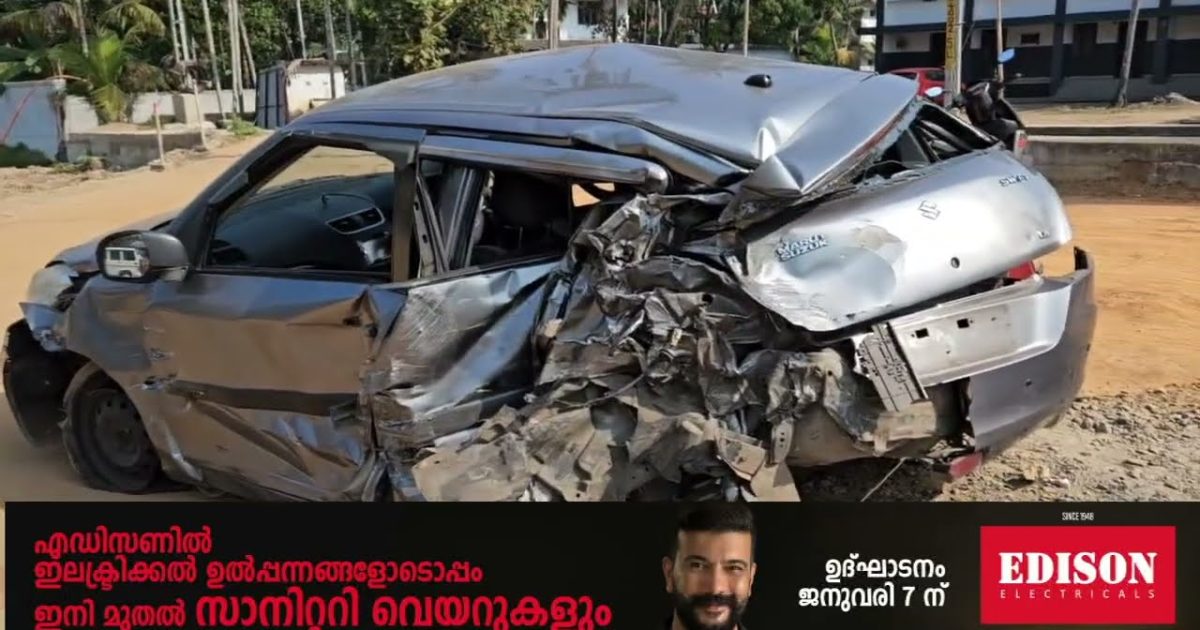 ദേശീയപാത 66 കയ്‌പമംഗലം കൊപ്രക്കളം സെന്ററിൽ കാറും ടാങ്കർ ലോറികളും കൂട്ടിയിടിച്ചു. കാർ പൂർണമായും തകർന്നു.