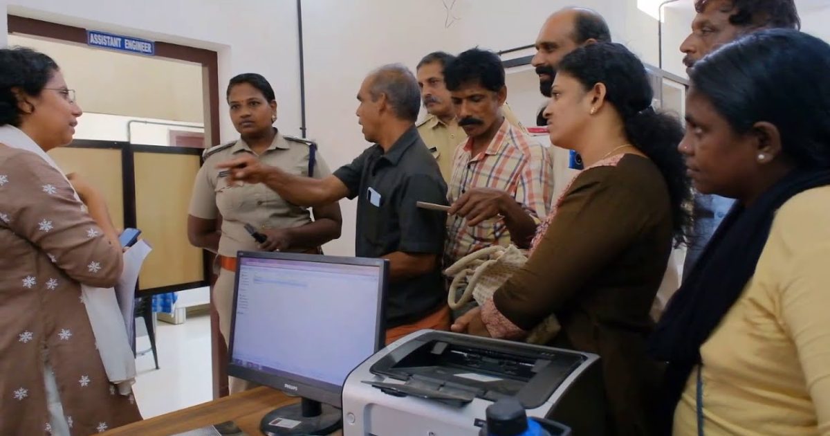 രൂക്ഷമായ കുടിവെള്ള ക്ഷാമം മൂലം ശ്രീനാരായണപുരം പഞ്ചായത്തിലെ കോതപറമ്പ് മാന്തുരുത്തി കടവിലെ ദുരിതത്തിലായ വീട്ടമ്മമാർ വാട്ടർ അതോറിറ്റി ഓഫീസ് ഉപരോധിച്ചു.