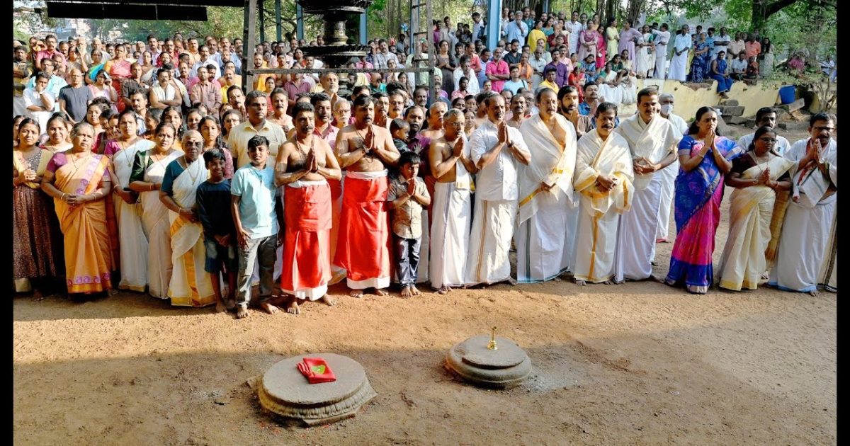 രൗദ്രതയുടെ ചെമ്പട്ട് ഞൊറിഞ്ഞുടുക്കാൻ കുരുംബക്കാവ് ഒരുങ്ങുകയായി. പള്ളിവാളേന്തിയ കോമരക്കൂട്ടങ്ങളുടെ വരവറിയിച്ച് ചെറുഭരണി കൊടിയേറി