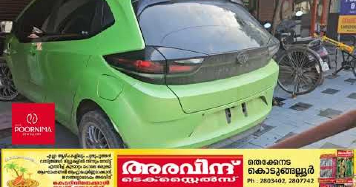 പെരിഞ്ഞനത്ത് ദേശീയ പാതയിൽ നിയന്ത്രണം വിട്ട കാർ കടയിലേക്ക് ഇടിച്ചുകയറി.