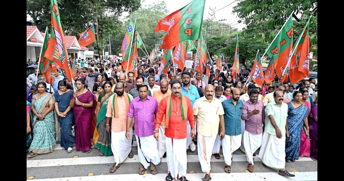 മൂന്നാം മോദി മന്ത്രിസഭയുടെ സത്യാപ്രതിജ്ഞയോടനുബന്ധിച്ച് കൊടുങ്ങല്ലൂരിൽ ബിജെപി നേതാവ് എ ആർ ശ്രീകുമാറിന്റെ നേതൃത്വത്തിൽ നടന്ന ആഹ്ലാദ പ്രകടനം