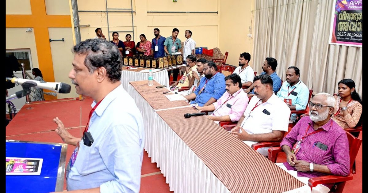 `aiyf aisf മേത്തല വെസ്റ്റ് മേഖല കമ്മറ്റിയുടെ നേതൃത്വത്തിൽ വി കെ രാജൻ മെമ്മോറിയൽ വിദ്യാഭ്യാസ അവാർഡുകൾ വിതരണം ചെയ്തു.
