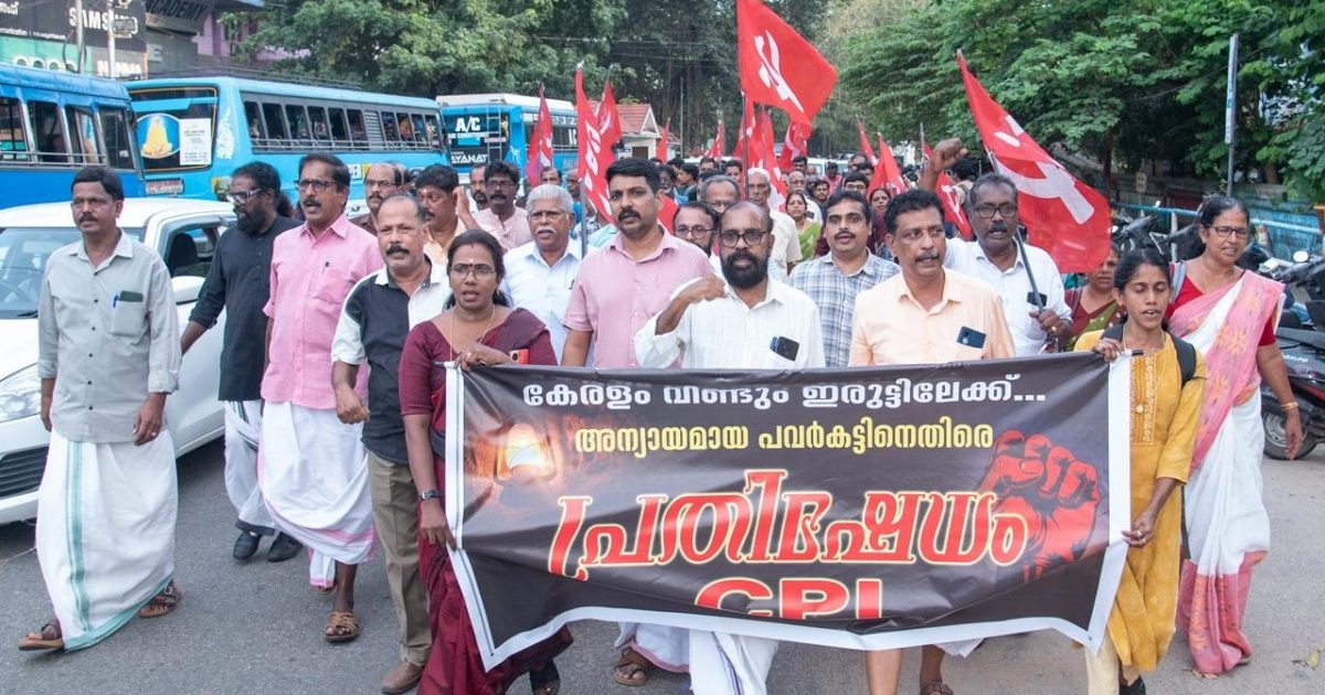 അന്യായമായ പവ്വർ കട്ടിനെതിരെ കൊടുങ്ങല്ലൂരിൽ പ്രതിഷേധമിരമ്പി.പവ്വർ കട്ടിനെതിരെ മെഴുകുതിരി കത്തിച്ച് പ്രതിഷേധം