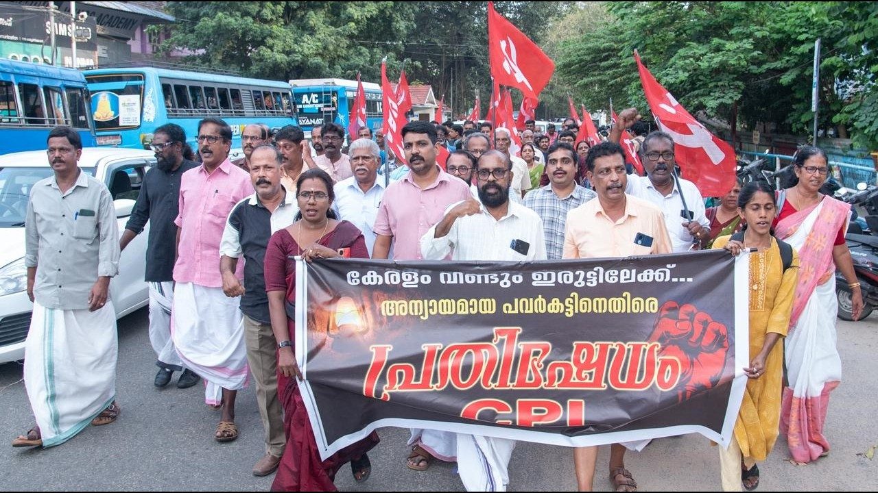 അന്യായമായ പവ്വർ കട്ടിനെതിരെ കൊടുങ്ങല്ലൂരിൽ പ്രതിഷേധമിരമ്പി.പവ്വർ കട്ടിനെതിരെ മെഴുകുതിരി കത്തിച്ച് പ്രതിഷേധം