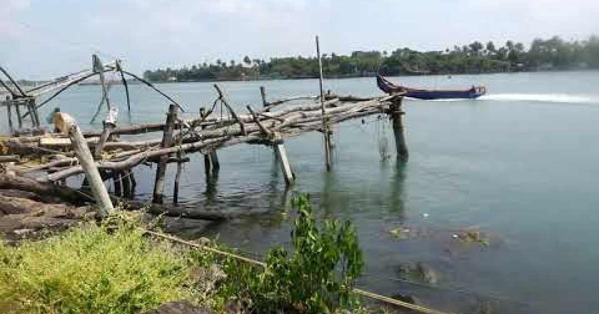 അഴീക്കോട് മുനക്കൽ കടപ്പുറത്ത് മത്സ്യ ബന്ധനത്തിന് പോകുകയായിരുന്ന ബോട്ട് ഇടിച്ച് ചീനവലകൾ തകർന്നു.