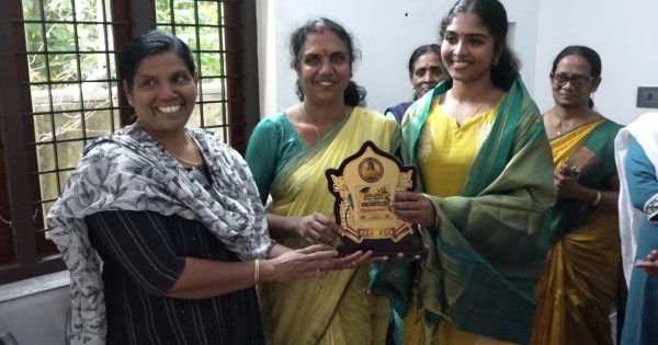 ആയുർവേദ മെഡിസിനിൽ ഉന്നത വിജയം നേടിയ ഡോക്ടർ നന്ദന പ്രകാശിനെ അനുമോദിച്ചു.