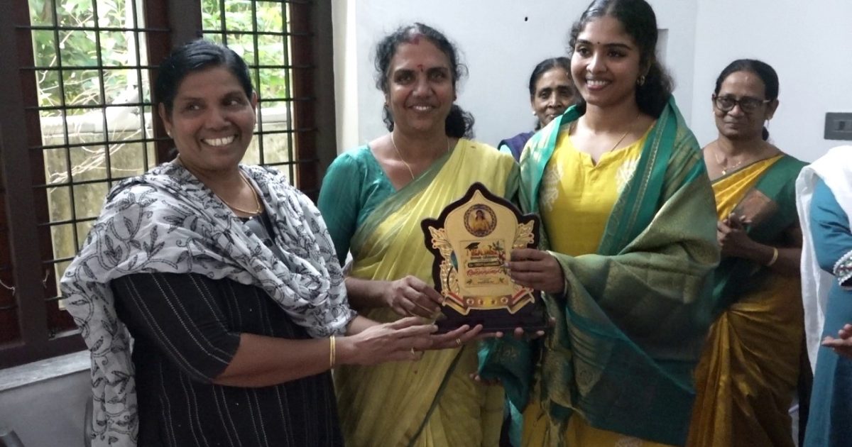 ആയുർവേദ മെഡിസിനിൽ ഉന്നത വിജയം നേടിയ ഡോക്ടർ നന്ദന പ്രകാശിനെ അനുമോദിച്ചു.