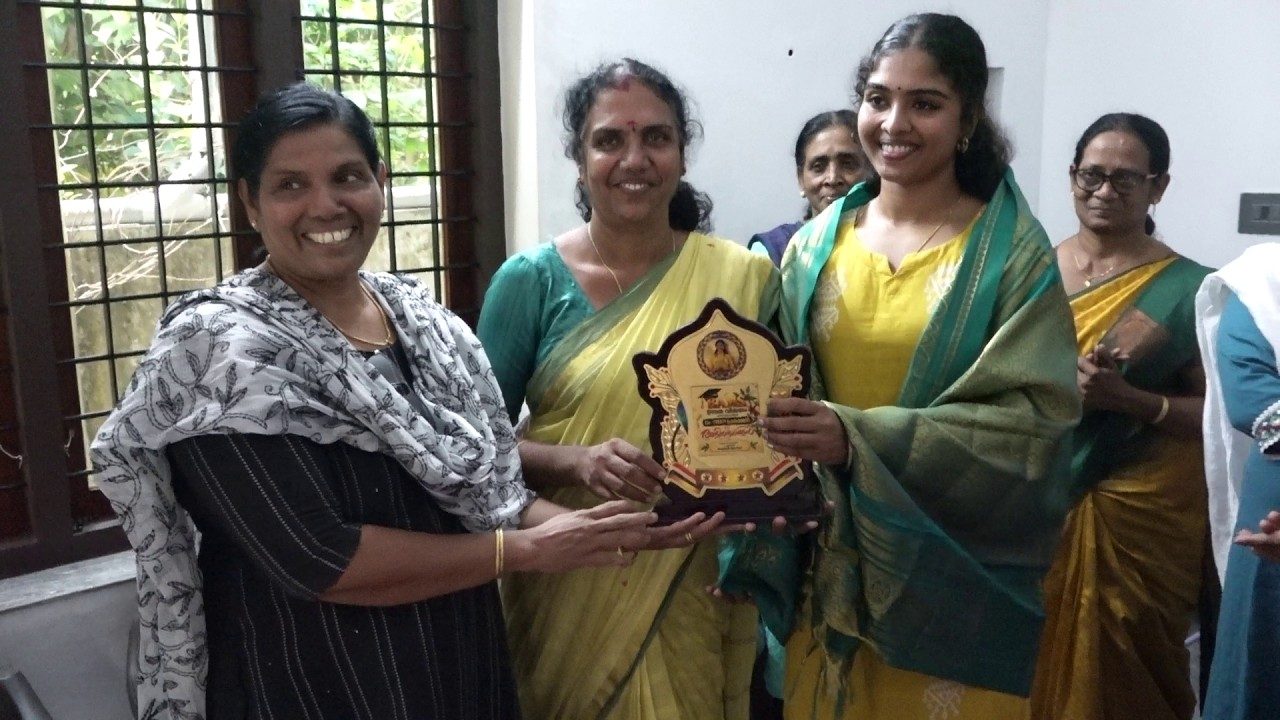 ആയുർവേദ മെഡിസിനിൽ ഉന്നത വിജയം നേടിയ ഡോക്ടർ നന്ദന പ്രകാശിനെ അനുമോദിച്ചു.