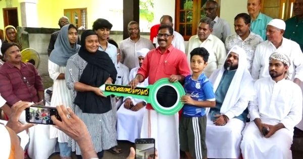 ആല പനങ്ങാട് സാഹിബിൻ്റെ പള്ളി മഹല്ല് കമ്മിറ്റിയുടെ നേതൃത്വത്തിൽ സുമനസ്സുകളുടെ സഹായത്തോടെ നടപ്പിലാക്കുന്ന ഭവനരഹിതരില്ലാത്ത മഹല്ല് ബൈത്തുനൂർ പാർപ്പിട പദ്ധതിയിലെ 4ാമത്തെ വീടിൻ്റെ താക്കോൽ ദാനം നടന്നു