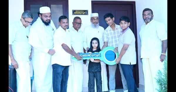 ആല പനങ്ങാട് സാഹിബിൻ്റെ പള്ളി മഹല്ല് കമ്മിറ്റിയുടെ നേതൃത്വത്തിൽ ഭവനരഹിതരില്ലാത്ത മഹല്ല് ബൈത്തുനൂർ പാർപ്പിട പദ്ധതിയിലെ 5 ാം മത്തെ വീടിൻ്റെ താക്കോൽ ദാനം നടന്നു