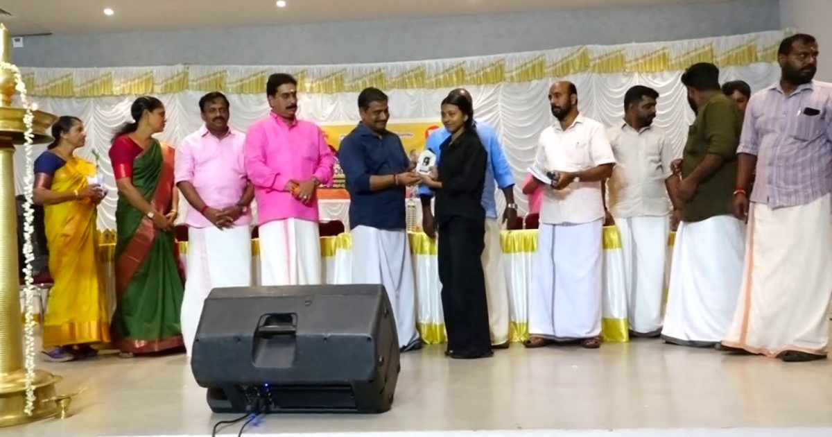 ആല വിവേകാനന്ദ സാംസ്കാരിക സമിതിയും യുവമോർച്ച എസ്.എൻ പുരം കിഴക്കൻ മേഖലയും സംയുക്തമായി ആദരവ് ,വിദ്യാഭ്യാസ അവാർഡ് വിതരണം,പുസ്തകവിതരണം, എന്നിവ സംഘടിപ്പിച്ചു.