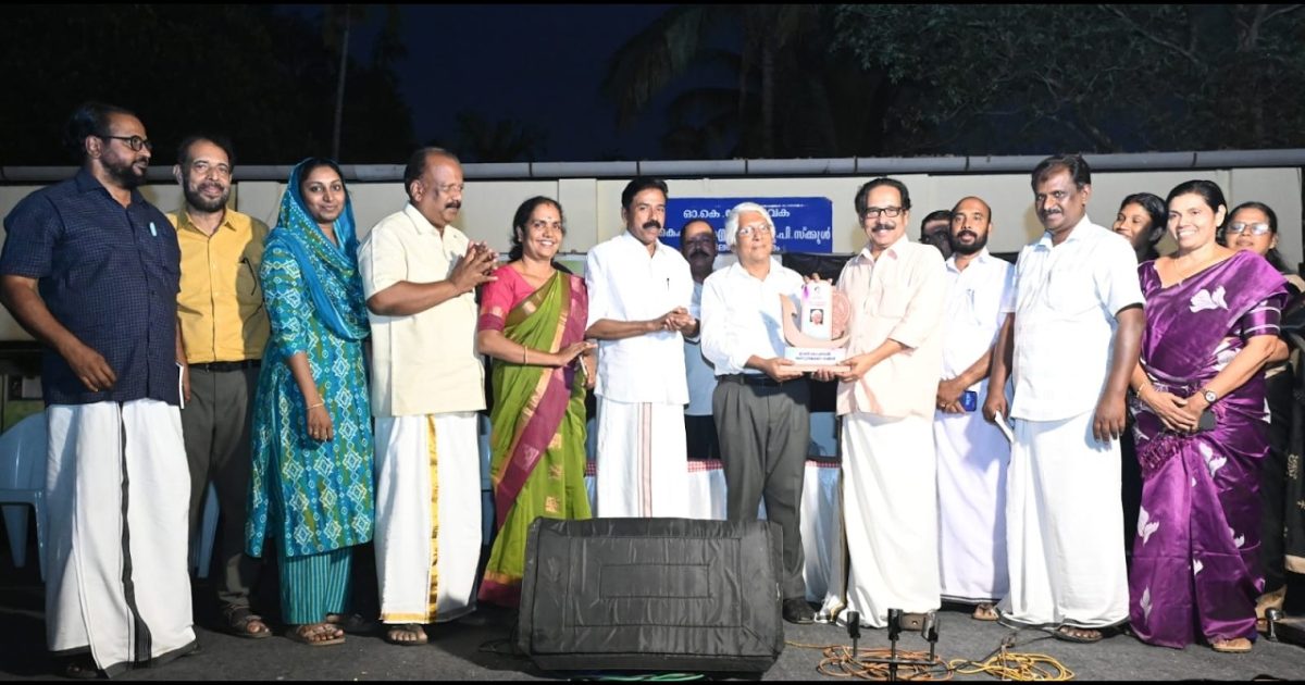 പ്രഥമ ഇ ബി ഫൈസൽ പുരസ്കാരം ആലങ്കോട് ലീലാകൃഷ്ണൻ പ്രശസ്ത കഥാകൃത്ത് വത്സലൻ വാതുശ്ശേരി ക്ക് സമർപ്പിച്ചു
