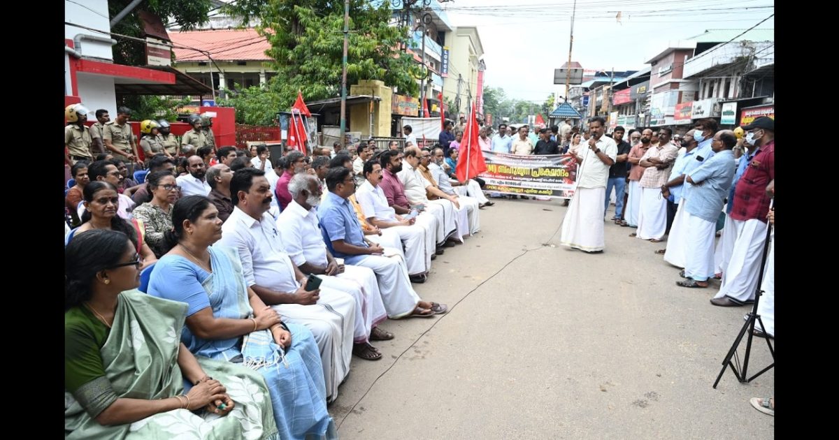 ഇന്ധന വില വർദ്ധനവിനെതിരെ സിപിഎം കൊടുങ്ങല്ലൂർ ഏരിയ കമ്മിറ്റിയുടെ നേതൃത്വത്തിൽ നടന്ന പോസ്റ്റ് ഓഫീസ് മാർച്ച് ജനപങ്കാളിത്തം കൊണ്ട് ശ്രദ്ധേയമായി