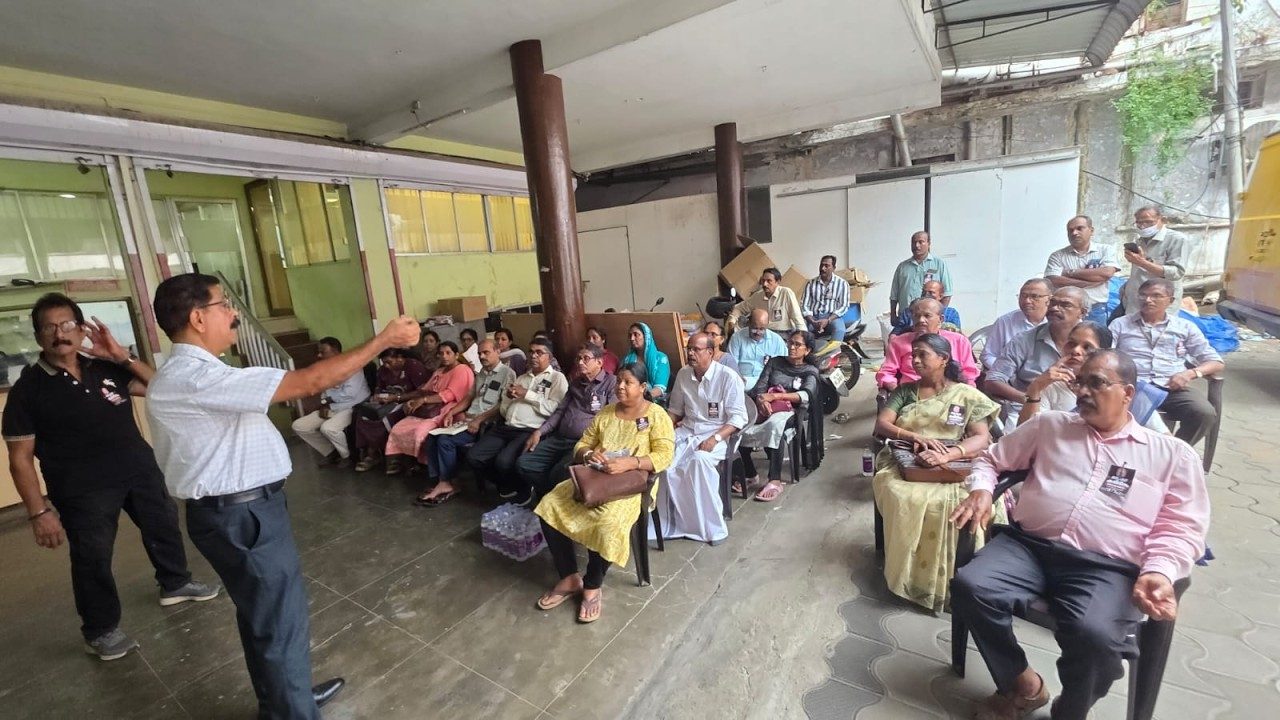 ഇൻഷുറൻസ് രംഗത്തെ ഏറ്റവും വലിയ സംഘടനയായ എൽഐസി ഏജൻസ് ഫെഡറേഷൻ പ്രവർത്തകർ വിവിധ ആവശ്യങ്ങൾ ഉന്നയിച്ച് ധർണ്ണ നടത്തി.