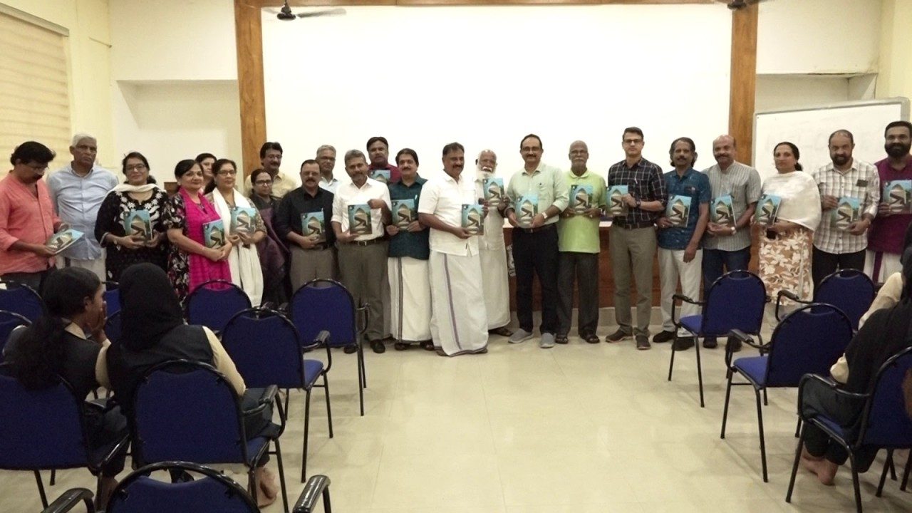 എംഇഎസ് അസ്മാബി കോളേജിൽ അലുംനി ഡയറക്ടറി പ്രകാശനം ചെയ്തു