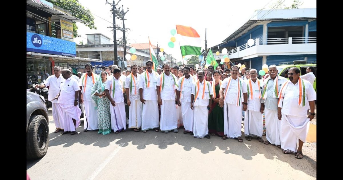 എറിയാട് ഗ്രാമ പഞ്ചായത്തിലേക്ക് മത്സരിക്കുന്ന udf സ്ഥാനാർഥികളുടെ നാമനിർദേശ സമർപ്പണം വൻ ജനാവലിയുടെ അകമ്പടിയോടെ നടന്നു.