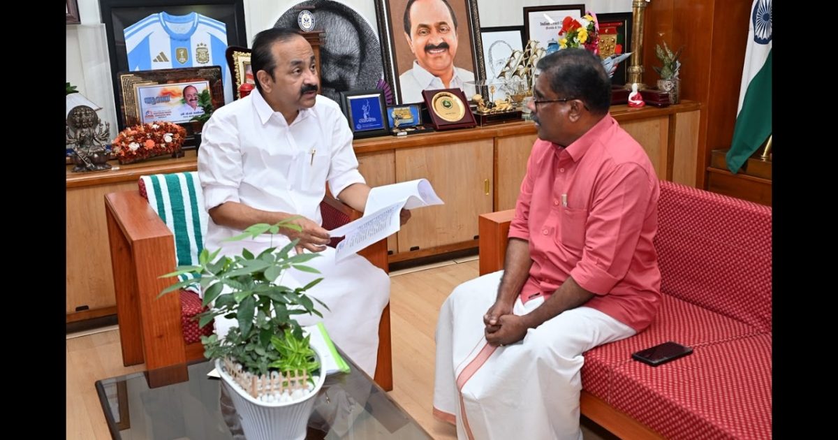 എറിയാട് ഗ്രാമപഞ്ചായത്തിലെ സ്വകാര്യ സ്ഥലങ്ങളിൽ രാസമാലിന്യം ഉപയോഗിച്ച് നികത്തൽ ; മുഖ്യമന്ത്രിയെ നേരിൽ കണ്ട് എംഎൽഎ; അടിയന്തര നടപടി സ്വീകരിക്കുമെന്ന് മുഖ്യമന്ത്രിയുടെ ഉറപ്പ്