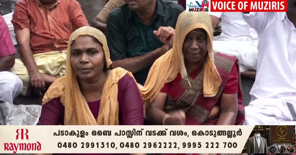 എറിയാട് പഞ്ചായത്തിൽ രാസമാലിന്യം ഉപയോഗിച്ച് ഭൂമി നികത്തിയ സംഭവത്തിൽ കനത്ത മഴയിൽ ആവേശവുമായി ജനകീയ സമരസമിതിയുടെ റോഡ് ഉപരോധം