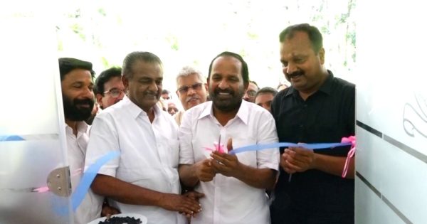 എറിയാട് സർവീസ് സഹകരണ ബാങ്കിന്റെ നവീകരിച്ച മാടവന ബ്രാഞ്ച് ഓഫിസ് മുൻ എം പി. ടി എൻ.പ്രതാപൻ ഉദ്ഘാടനം ചെയ്തു