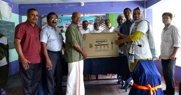 എസ് എൻ പുരം ലയൺസ് ക്ലബ്ബ് കളിയുപകരണങ്ങൾ കൈമാറി