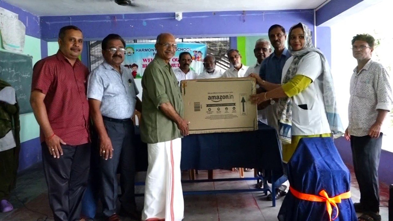 എസ് എൻ പുരം ലയൺസ് ക്ലബ്ബ് കളിയുപകരണങ്ങൾ കൈമാറി