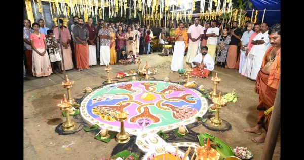 എൽതുരുത്ത് ശ്രീവിദ്യാ പ്രകാശിനി സഭ വക ശ്രീകുമാര സുബ്രഹ്മണ്യ ക്ഷേത്രത്തിൽ ആയില്യം പൂജയും സർപ്പം പാട്ടും നടന്നു.