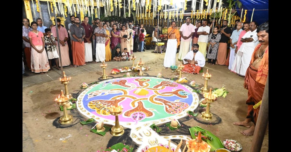 എൽതുരുത്ത് ശ്രീവിദ്യാ പ്രകാശിനി സഭ വക ശ്രീകുമാര സുബ്രഹ്മണ്യ ക്ഷേത്രത്തിൽ ആയില്യം പൂജയും സർപ്പം പാട്ടും നടന്നു.