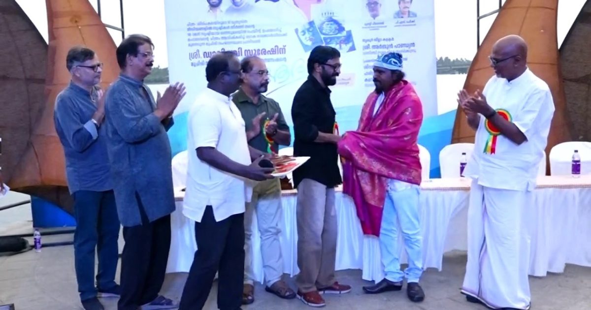 ഐസ് കട്ടയിൽ പെയിന്റ് അടിച്ചുകൊണ്ട് ചരിത്രം രചിച്ച ഡാവിഞ്ചി സുരേഷിനെ ആദരിച്ചു