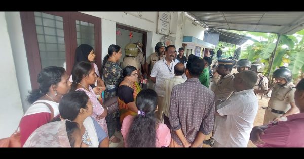 ഒരു മാസമായിട്ട് കുടിവെള്ളമില്ല; വാട്ടർ അതോറിറ്റി ഓഫീസ് ഉപരോധിച്ച് നാട്ടുകാർ.