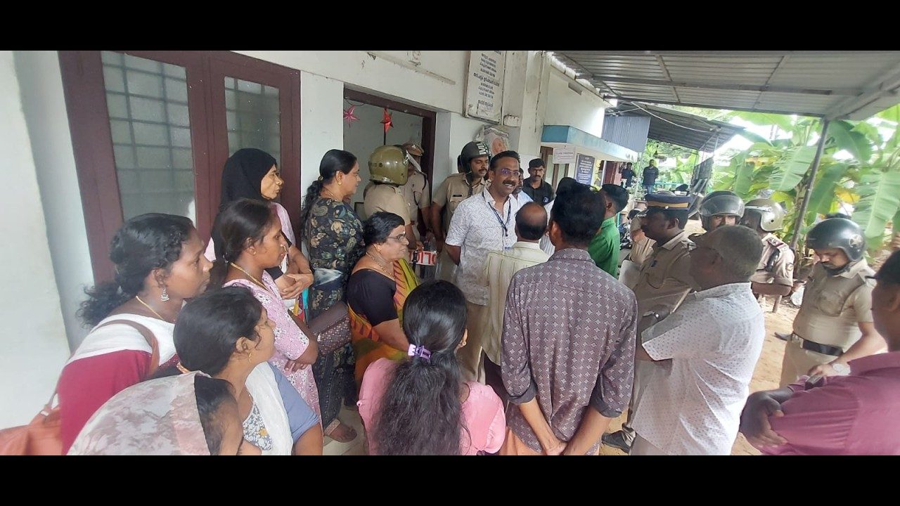 ഒരു മാസമായിട്ട് കുടിവെള്ളമില്ല; വാട്ടർ അതോറിറ്റി ഓഫീസ് ഉപരോധിച്ച് നാട്ടുകാർ.
