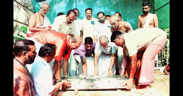 കൊടുങ്ങല്ലൂർ എൽതുരുത്ത് ശ്രീകുമാര സുബ്രഹ്മണ്യ ക്ഷേത്രത്തിലെ ഗുരുദേവ ക്ഷേത്രത്തിന്റെ കട്ടിള സമർപ്പണം ഭക്തിസാന്ദ്രമായി.