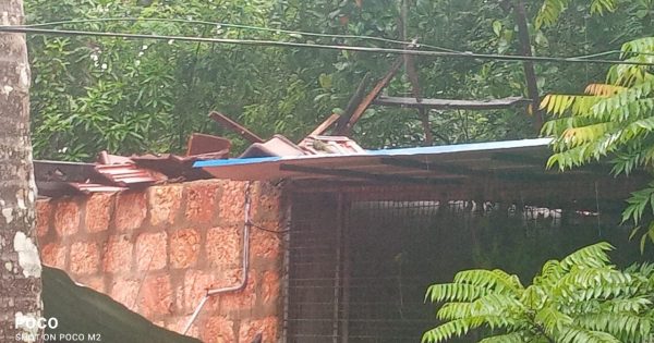 കനത്ത മഴയിൽ വീടിന്റെ മേൽക്കൂര നിലം പൊത്തി