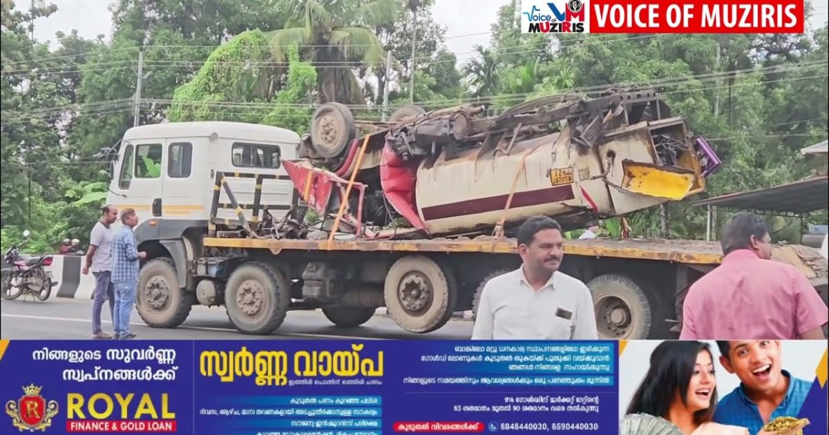 കയ്പമംഗലം 12 ദേശീയപാതയിൽ ഡീസൽ ടാങ്കർ മറിഞ്ഞു; ഡ്രൈവർക്ക് പരിക്ക്
