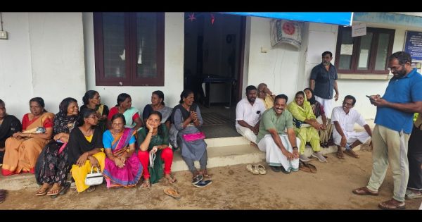 കുടിവെള്ള ക്ഷാമം പരിഹരിക്കണമെന്നാവശ്യപ്പെട്ട് വാട്ടർ അതോറിറ്റിക്ക് മുമ്പിൽ കുത്തിയിരിപ്പ് സമരം