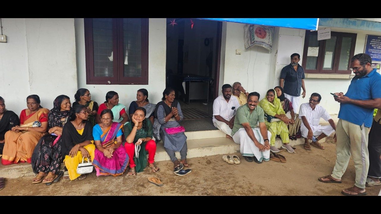 കുടിവെള്ള ക്ഷാമം പരിഹരിക്കണമെന്നാവശ്യപ്പെട്ട് വാട്ടർ അതോറിറ്റിക്ക് മുമ്പിൽ കുത്തിയിരിപ്പ് സമരം