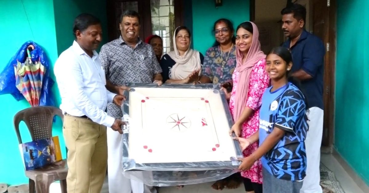 കുരുന്നുകൾ കളിച്ച് വളരട്ടെ;കളിയുപകരണങ്ങൾ സമ്മാനിച്ച് നഗരസഭ കൗൺസിലർ അഡ്വ: സി പി രമേശൻ