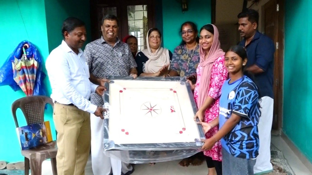 കുരുന്നുകൾ കളിച്ച് വളരട്ടെ;കളിയുപകരണങ്ങൾ സമ്മാനിച്ച് നഗരസഭ കൗൺസിലർ അഡ്വ: സി പി രമേശൻ